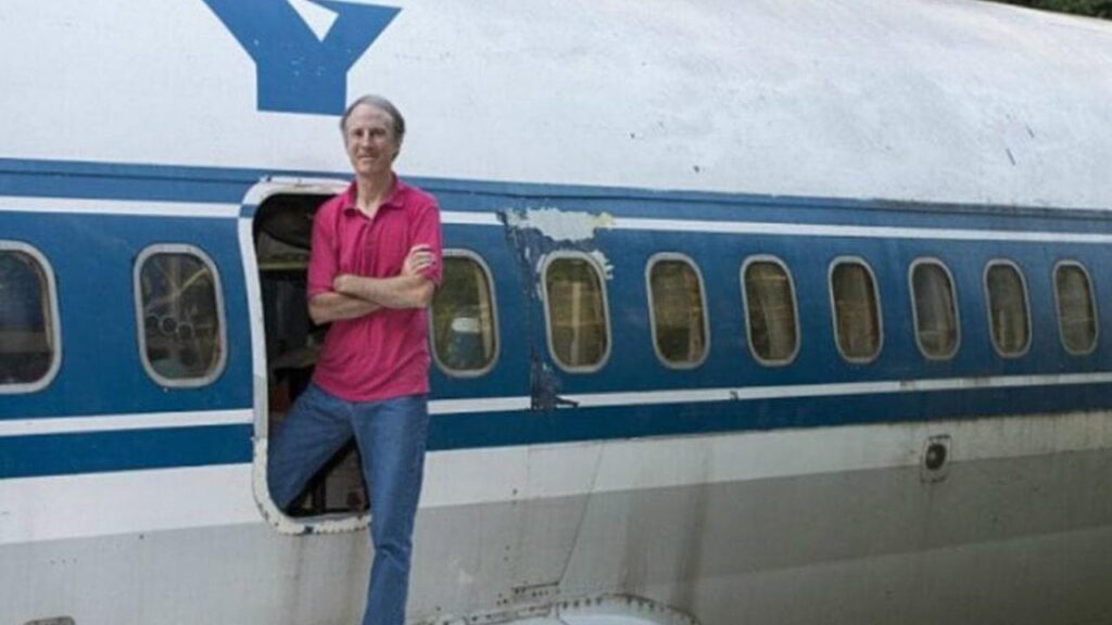 ब्रूस कॅम्पबेल हा 64 वर्षीय कॅनेडियन Boeing 727 मध्ये राहतो.